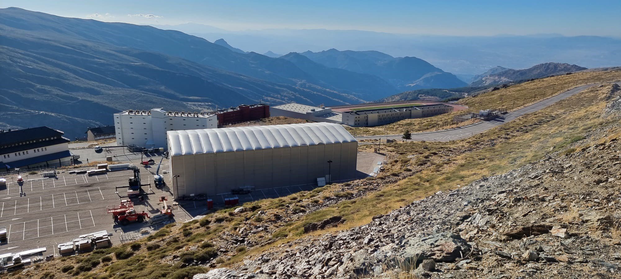 Constructie van een studio op grote hoogte voor een Netflix-productie in Sierra Nevada